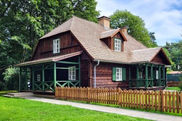 Zabytkowa leśniczówka w Lesie Kabackim
Losy drewnianej leśniczówki
Drewniana, zabytkowa leśniczó…